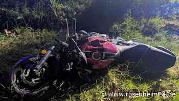 Gegen Baum geprallt und weggeschleudert: Passanten finden Biker - Überlebenskampf im Acker