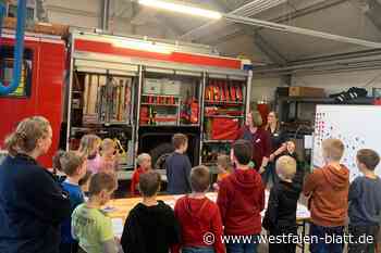 Kleine Feuerwehrleute machen begeistert mit