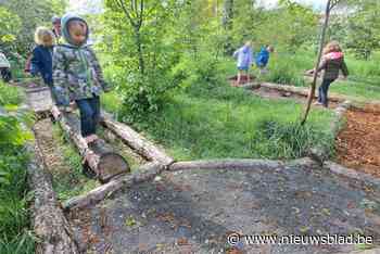 Speelbos heeft nu ook een blotevoetenpad: “Glijden in de modder was het leukst”