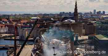 Außenmauern ausgebrannter Hälfte der Börse eingestürzt