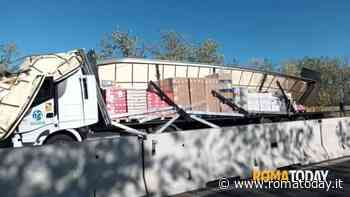 Incidente sulla Pontina, scontro tra due tir: traffico bloccato