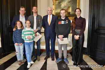 Eretekens voor helden die bejaard koppel uit brand redden: “Onwaarschijnlijke daad”