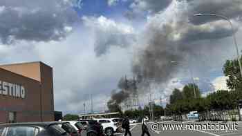 Incendio sulla Collatina Vecchia, brucia ancora la discarica abusiva. A24 chiusa per troppo fumo