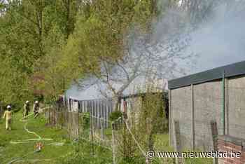 Loods met zitmaaiers, zaagmachine en oude auto brandt uit