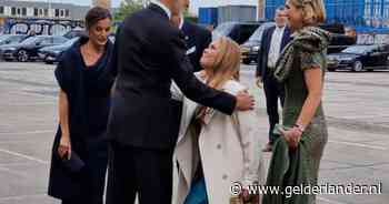 Amalia diep door de knieën voor Spaans koningspaar bij slotonderdeel staatsbezoek