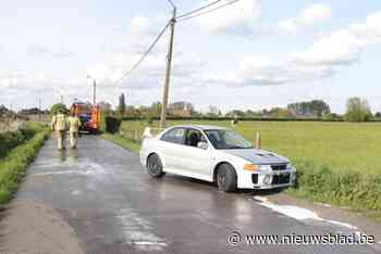 Testrit eindigt met ontplofte motor en auto in vlammen: “Ik ben zelf met flessen water beginnen te blussen”
