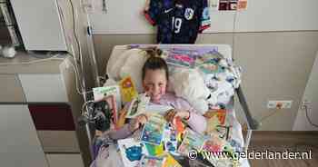 Bergen kaartjes met moppen voor zieke Sophie, zélfs uit het buitenland: ‘Echt ongelooflijk’