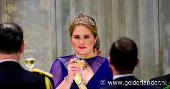 Prinses Amalia’s jurk is bijna onvindbaar en Máxima straalt in lichtblauwe Taminiau