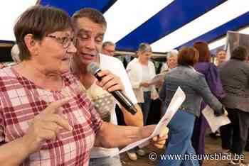 Sam Gooris trekt 25ste verjaardag De Witte Mol op gang met ‘vals zingend koor’