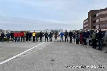 Mensenketting uit solidariteit met werknemers Van Hool: “Ze staan niet alleen”