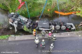 Sattelzug stürzt in Bach