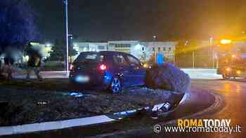 Ubriaco alla guida si schianta contro muretto poi scappa e investe carabiniere