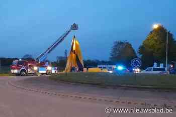 Luchtballon maakt onvoorziene landing op rotonde Toekomstlaan