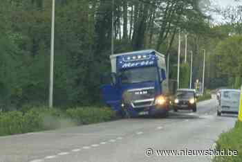 Vrachtwagen rijdt zich vast in groene berm op Peerderbaan
