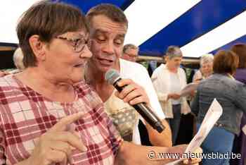 Sam Gooris en vals zingend koor trekken 25ste verjaardag De Witte Mol op gang
