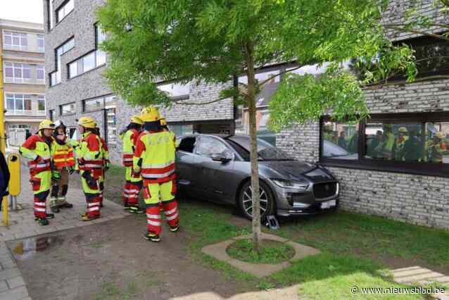 Bestuurster wordt onwel en botst met auto tegen gevel van school