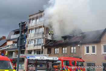 Brandweer blust uitslaande dakbrand in centrum van Bree