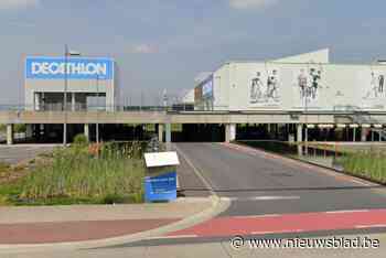 Land Rover in vijver Decathlon geparkeerd na bezoek aan kerstmarkt: boete en rijverbod