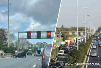 Zware Antwerpse avondspits verwacht door auto op zijn dak op E313