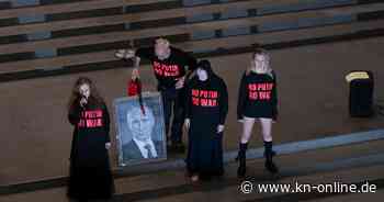 Pussy Riot in München: Auf Bild von Putin uriniert