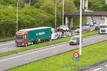 Brandweer moet trucker bevrijden na ongeval op snelweg