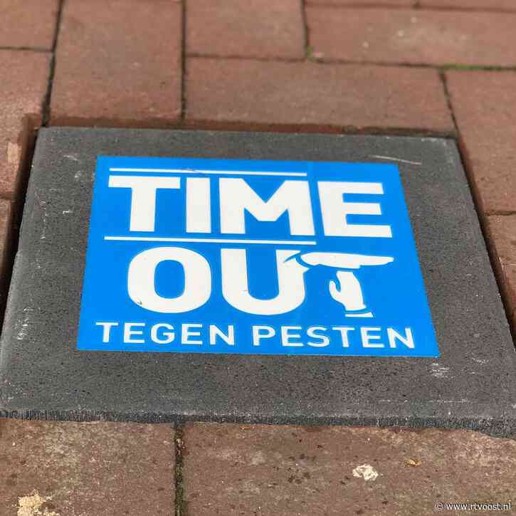 Tim (20) stapte vanwege pesterijen uit het leven, nu liggen er voor Twentse politiebureaus tegels tegen pesten