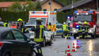 Nissan-Fahrerin prallt beim Abbiegen in den Gegenverkehr - Zwei Personen verletzt