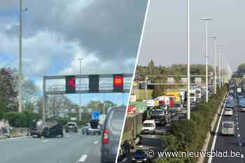 Zware Antwerpse avondspits door auto op zijn dak op E313