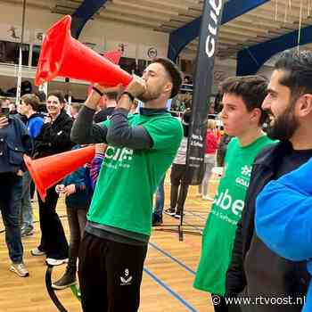 Spelers FC Twente bezorgen bewoners Twentse Zorgcentra lach op gezicht