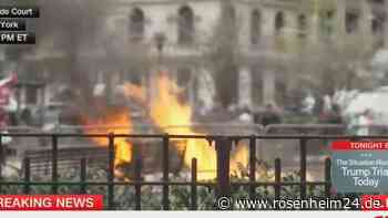 Prozess gegen Trump in New York: Mann steckt sich selbst in Flammen