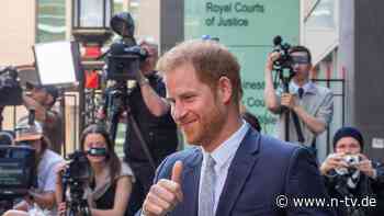 Hugh Grant stimmt Einigung zu: Prinz Harry bleibt im "Sun"-Prozess auf Kurs