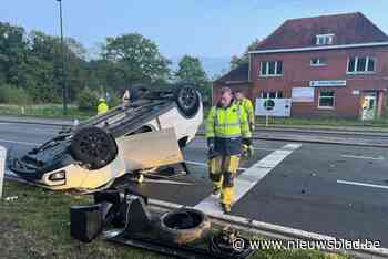 Auto over de kop na brokkenrit: bestuurster wellicht onwel achter stuur