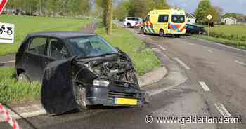 Twee auto’s botsen hard: bestuurder gewond, voorkant auto ligt in puin