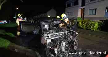 Voorkant van geparkeerde auto volledig verwoest door brand