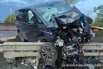 Multivan smakt op vangrails op N16: bestuurder blijft als bij wonder ongedeerd