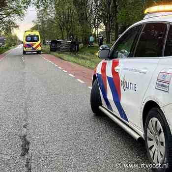 112 Nieuws: Auto vliegt in brand op parkeerplaats | Fietser geschept door auto in Deventer