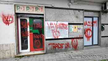 "Nazisti, traditori": imbrattata sede del Partito Democratico. Rovinata targa in ricordo di Bruno Astorre
