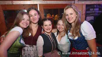 1200 Gäste feiern ausgelassen bei „Garching-macht-Blau“-Bierzeltparty