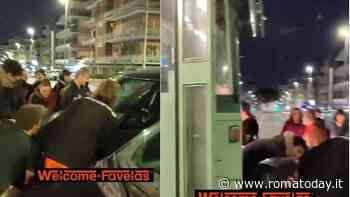 Parcheggia l'auto sui binari, le persone cercano di spostarla per far passare il tram