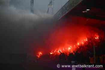 🎥 Fans van Standard komen met duidelijke spandoeken en vuurwerk, maar willen ook vroegtijdig al naar huis