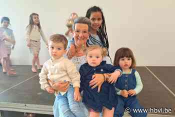 Verrassingsfeest voor ‘Ina’ die al 25 jaar onthaalmoeder is in Bilzen: “Al die liefde, geweldig”