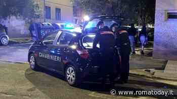 Prende a cinghiate il rivale in strada, arrestato