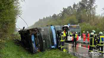 Acht Verletzte: Reisebus mit 68 Schülern kippt auf A45 um
