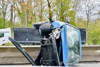 Inschattingsfout doet autobestuurder op flank belanden op E40: chauffeur blijft ongedeerd