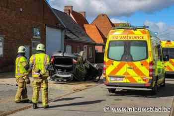 Auto belandt in voortuin, andere gaat overkop bij spectaculair ongeval