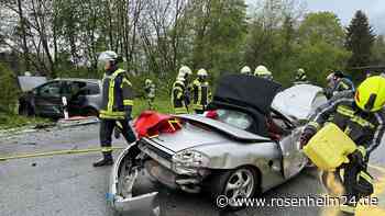 Porsche knallt auf B304 frontal in anderes Auto – mehrere teils Schwerverletzte