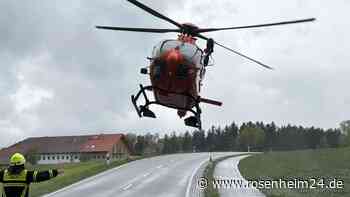 Auto prallt bei Lehen gegen Baum - Rettungskräfte und Hubschrauber im Einsatz