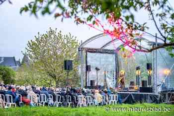 Warm ingeduffeld genieten 500 fans van dauwconcert met Gabriel Rios in Bilzen