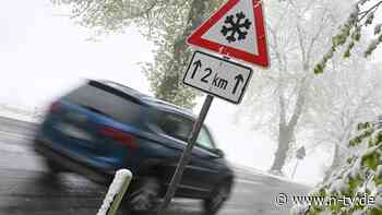 Chaos im Straßenverkehr: Wintereinbruch hält Einsatzkräfte weiter auf Trab