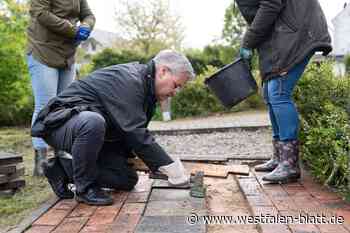 Auch der Erzbischof greift zum Hammer